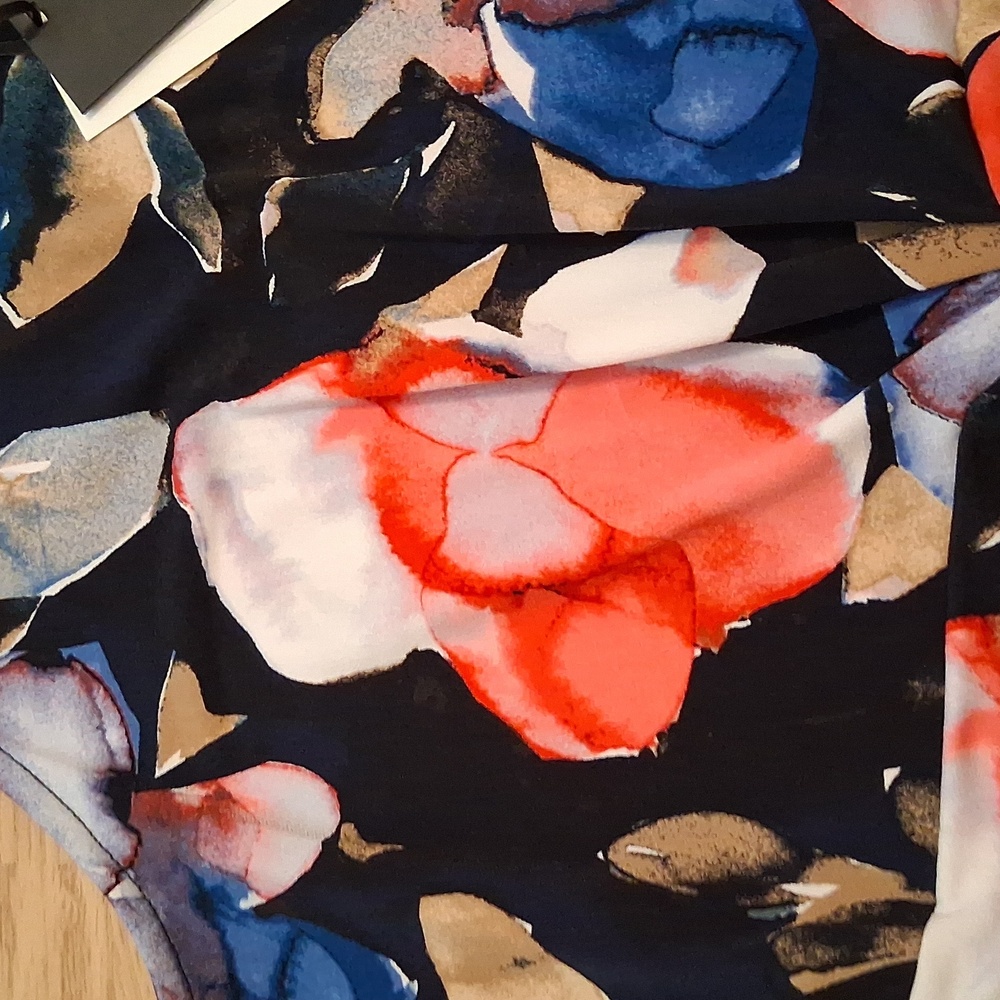 NWT DKNY Womens Floral Plus Size Blouse With Pleated Bottom - Picture 4 of 4